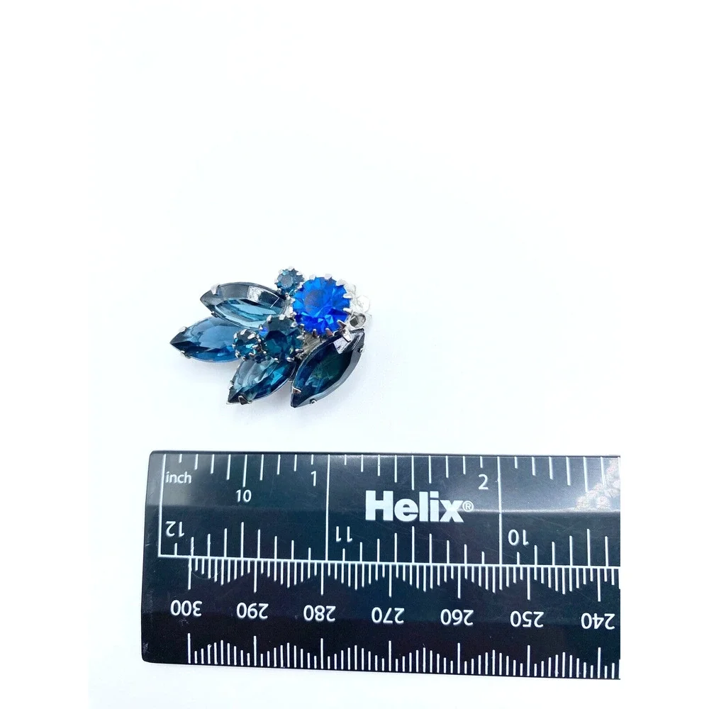 Vintage Weiss Shades of Blue Rhinestone Clip On Earrings Silver Tone Estate Glam - Picture 9 of 9